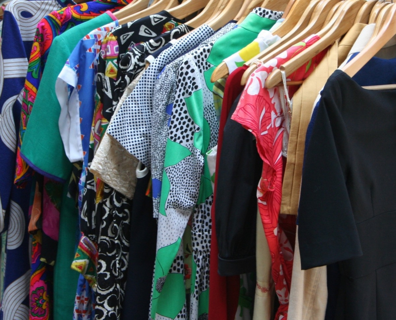vitrine-SIX FOURS LES PLAGES-min_dresses_apparel_clothing_clothes_clothes_hangers_wooden_hangers_retail_shop_closet-1149845